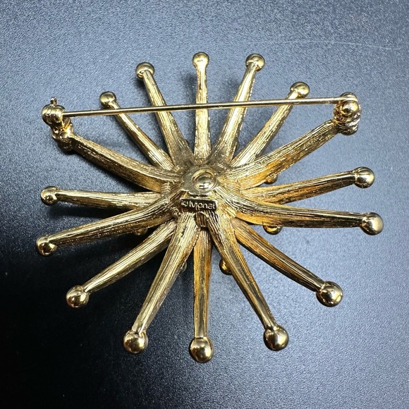 Vintage Signed MONET Gold Tone Starburst Flower Brooch Pin - Picture 4 of 10
